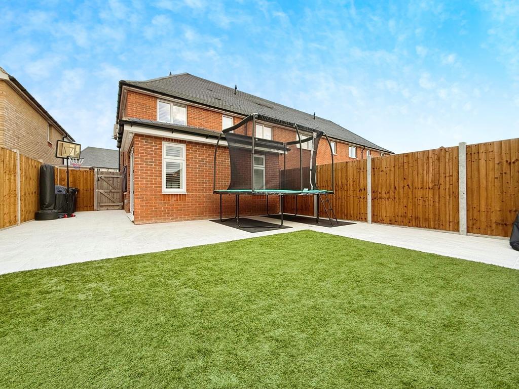 Dixon Road, Langdon Hills, SS16 4 bed end of terrace house for sale £