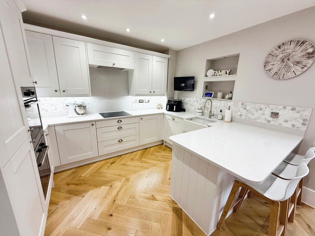 Dixon Road, Langdon Hills, SS16 4 bed end of terrace house for sale £