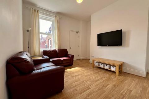 3 bedroom flat to rent, Amble Grove, Newcastle Upon Tyne