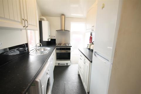 3 bedroom flat to rent, Amble Grove, Newcastle Upon Tyne