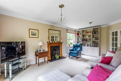 6 Chestnut Place, Ashtead, KT21 2DY