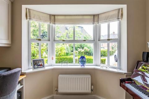6 Chestnut Place, Ashtead, KT21 2DY