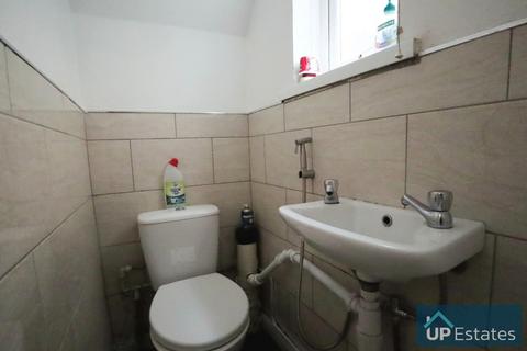 3 bedroom semi-detached house to rent, Strathmore Avenue, Coventry