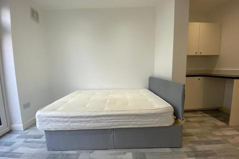 undefined, Private Garden/All Bills Included/Aldborough Road South, Ilford IG3