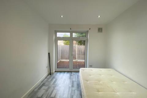 undefined, Private Garden/All Bills Included/Aldborough Road South, Ilford IG3