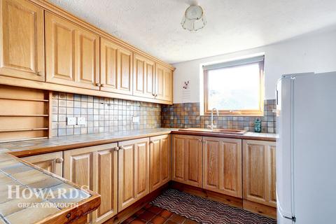 2 bedroom terraced house for sale, North Road, Hemsby