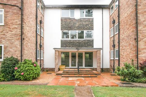 2 bedroom flat to rent, Hollywood Court, Oathall Road, Haywards Heath