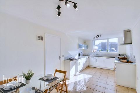 20 Hillcrest Drive, Cuxton, Rochester, ME2 1AA