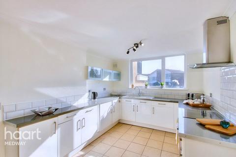 20 Hillcrest Drive, Cuxton, Rochester, ME2 1AA