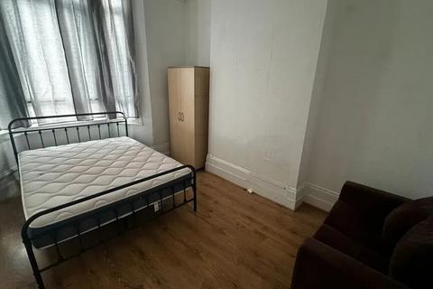 2 bedroom flat to rent, Priory Park Road, Kilburn