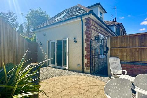 2 bedroom semi-detached house to rent, Surrey Road, Poole