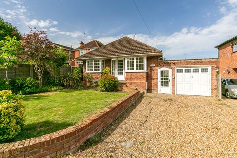 2 bedroom detached bungalow to rent, Chittys Common, Guildford