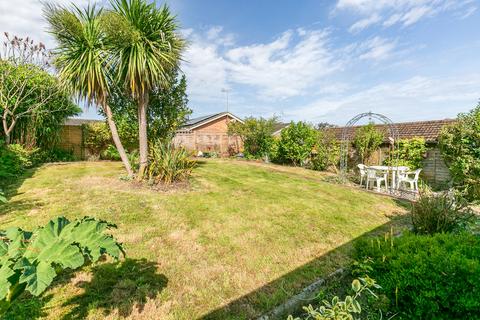 2 bedroom detached bungalow to rent, Chittys Common, Guildford