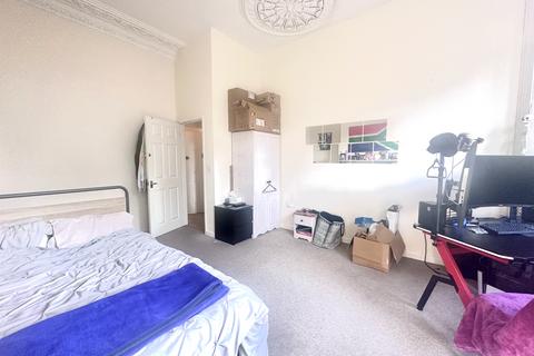 2 bedroom flat share to rent, 24 Woodland Terrace Flat 4