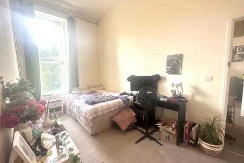 2 bedroom flat share to rent, 24 Woodland Terrace Flat 4