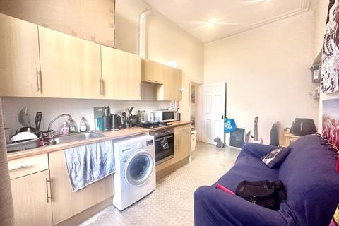 2 bedroom flat share to rent, 24 Woodland Terrace Flat 4