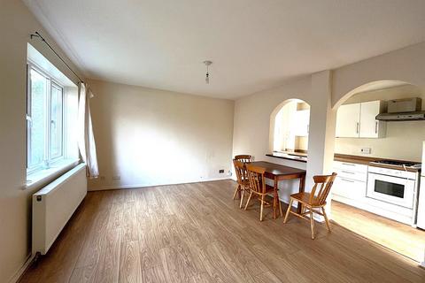 2 bedroom end of terrace house to rent, Hogarth Crescent, London SW19