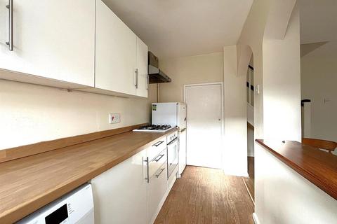 2 bedroom end of terrace house to rent, Hogarth Crescent, London SW19