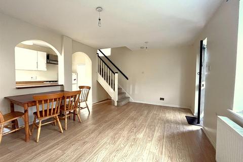 2 bedroom end of terrace house to rent, Hogarth Crescent, London SW19