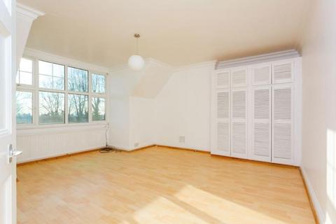 2 bedroom flat to rent, Bracknell Gardens Hampstead NW3