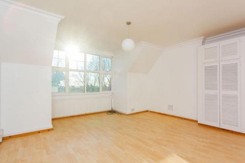 2 bedroom flat to rent, Bracknell Gardens Hampstead NW3