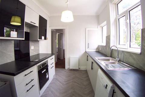 4 bedroom semi-detached house to rent, Otley Road, Leeds