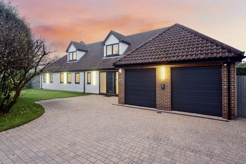 5 bedroom detached house for sale, Pebblemoor, Edlesborough