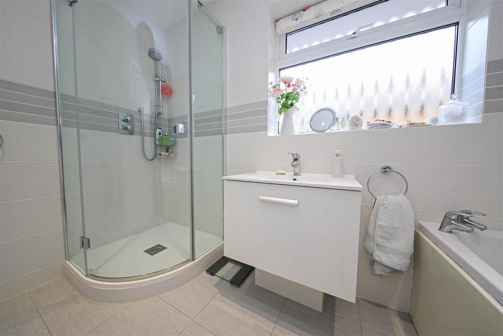 Nicholas james glynn road west bathroom 2.jpg