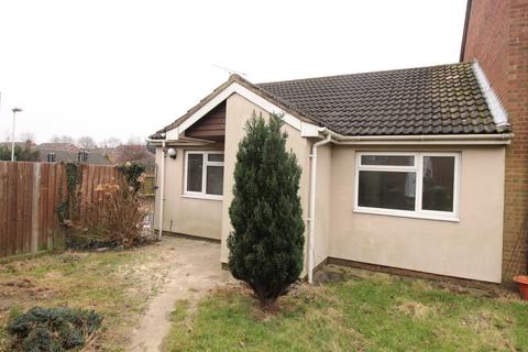 2 bedroom bungalow to rent, Repton Close - 2 Bed bungalow - North Luton - LU3 3UP