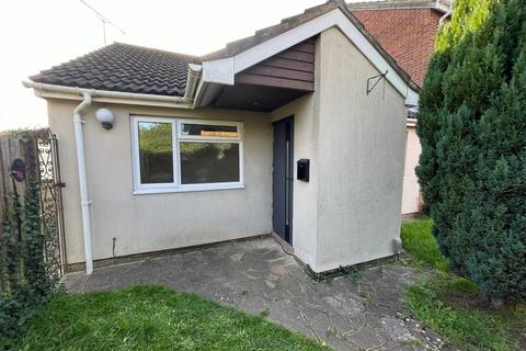 2 bedroom bungalow to rent, Repton Close - 2 Bed bungalow - North Luton - LU3 3UP