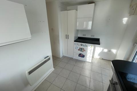 2 bedroom bungalow to rent, Repton Close - 2 Bed bungalow - North Luton - LU3 3UP