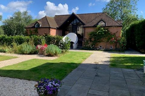 4 bedroom end of terrace house to rent, The Stables Hurst