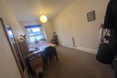 2 bedroom house share to rent, 24 Radnor Street, Flat C