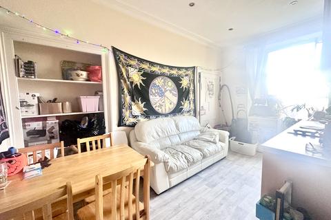 2 bedroom flat share to rent, 24 Woodland Terrace Flat 5