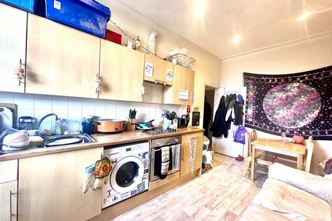 2 bedroom flat share to rent, 24 Woodland Terrace Flat 5