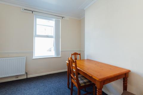 2 bedroom house to rent, Blaydes Street, Hull HU6