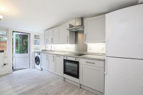 3 bedroom flat to rent, Fountain Road, London SW17