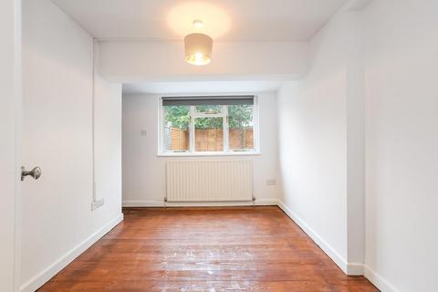 3 bedroom flat to rent, Fountain Road, London SW17