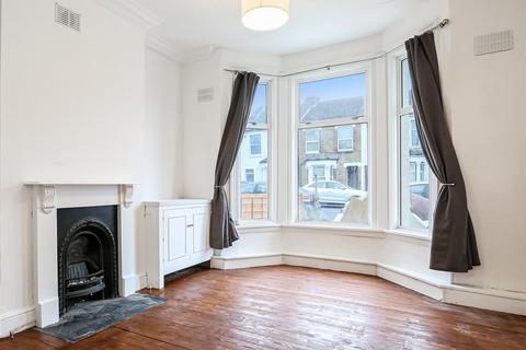 3 bedroom flat to rent, Fountain Road, London SW17