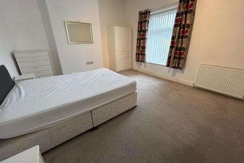 6 Eastway, Shaw, Oldham, OL2 8NY