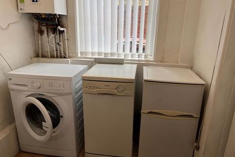 6 Eastway, Shaw, Oldham, OL2 8NY