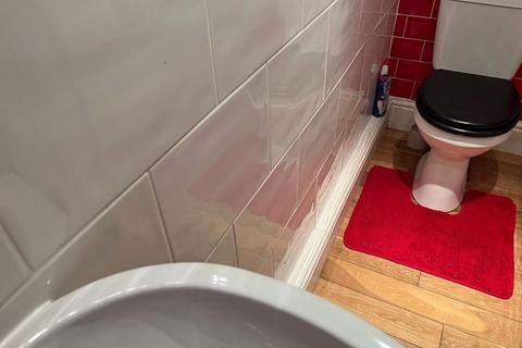 6 Eastway, Shaw, Oldham, OL2 8NY