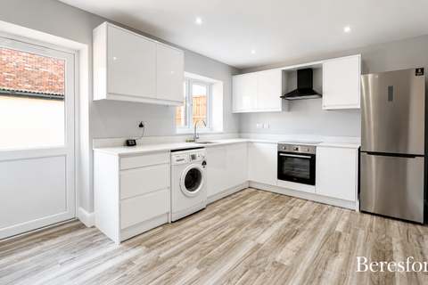 3 bedroom detached house to rent, Abbots Close, RM13