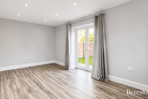 3 bedroom detached house to rent, Abbots Close, RM13
