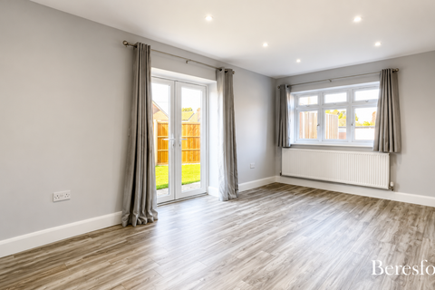 3 bedroom detached house to rent, Abbots Close, RM13