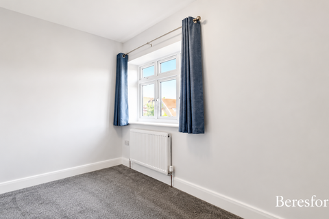 3 bedroom detached house to rent, Abbots Close, RM13