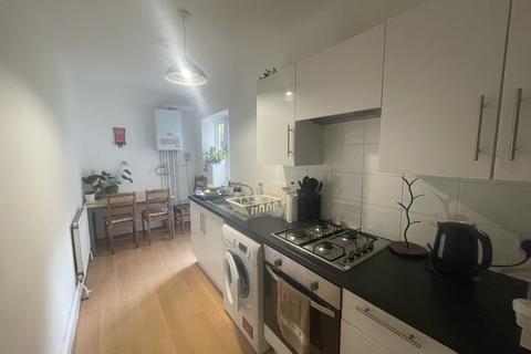 2 bedroom house share to rent, 14 Napier Terrace - Basement