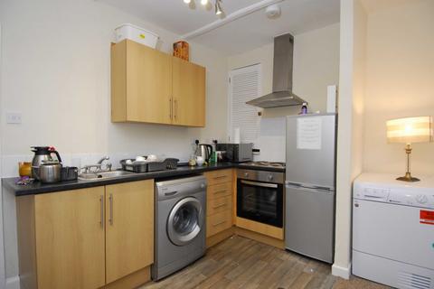 2 bedroom house share to rent, 24 Radnor Street, Flat B