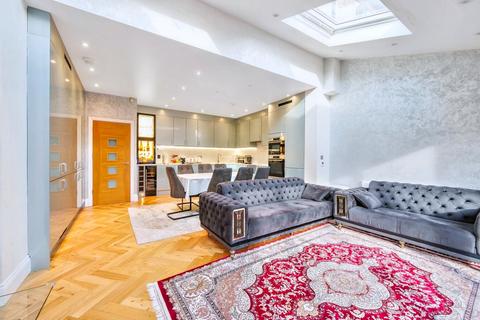 27 Waverley Avenue, London, E4 8HS