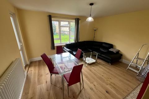 4 bedroom flat to rent, Flat , Malcolm House, Arden Estate, London